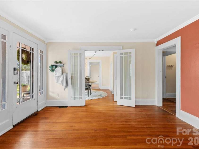63 Washington Avenue, Asheville, NC 28804.  MLS# CAR4358977, YatesRealty ID 26686. 