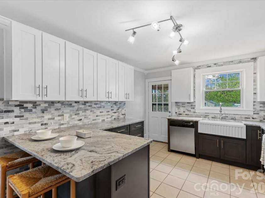 63 Washington Avenue, Asheville, NC 28804.  MLS# CAR4358977, YatesRealty ID 26686. 