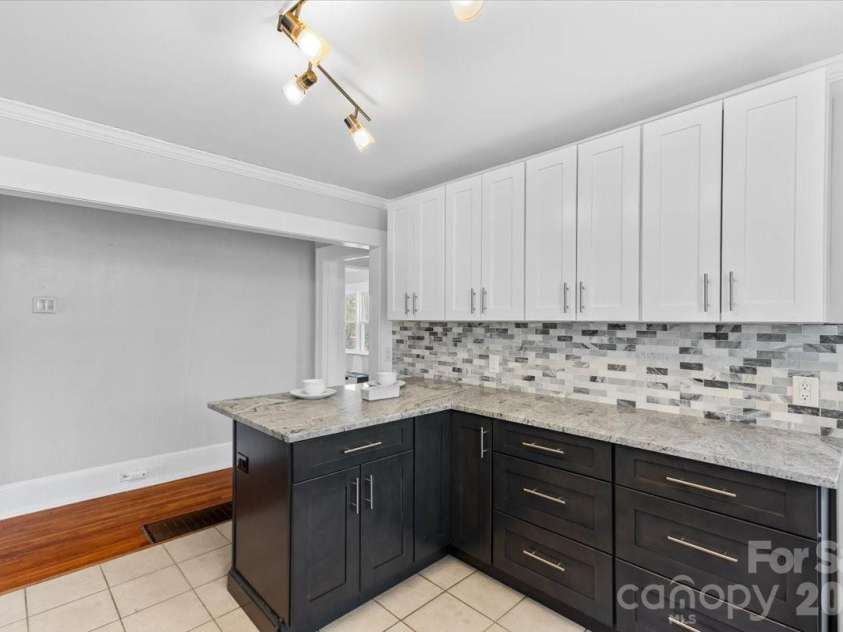 63 Washington Avenue, Asheville, NC 28804.  MLS# CAR4358977, YatesRealty ID 26686. 