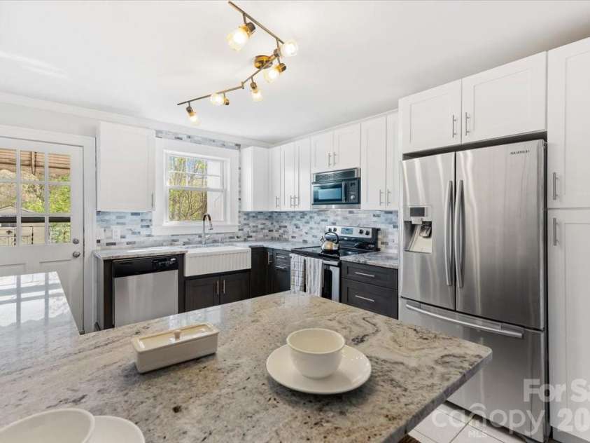 63 Washington Avenue, Asheville, NC 28804.  MLS# CAR4358977, YatesRealty ID 26686. 