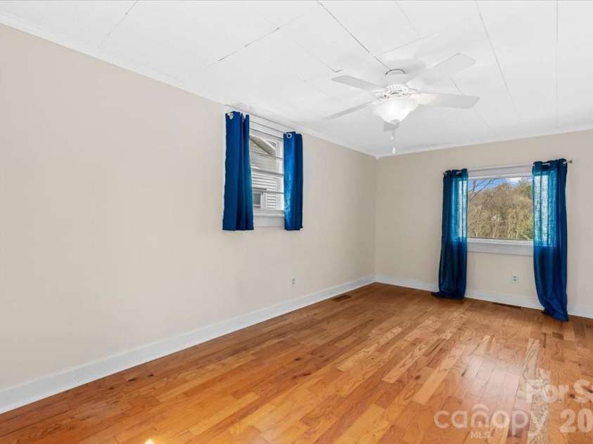 63 Washington Avenue, Asheville, NC 28804.  MLS# CAR4358977, YatesRealty ID 26686. 
