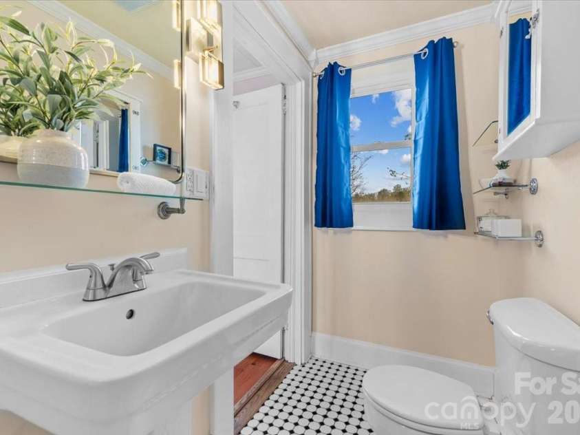 63 Washington Avenue, Asheville, NC 28804.  MLS# CAR4358977, YatesRealty ID 26686. 