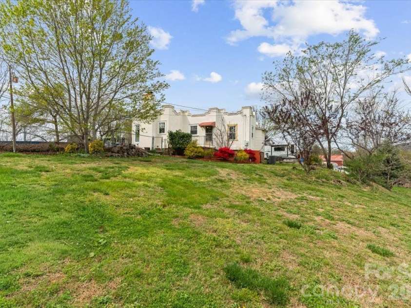63 Washington Avenue, Asheville, NC 28804.  MLS# CAR4358977, YatesRealty ID 26686. 