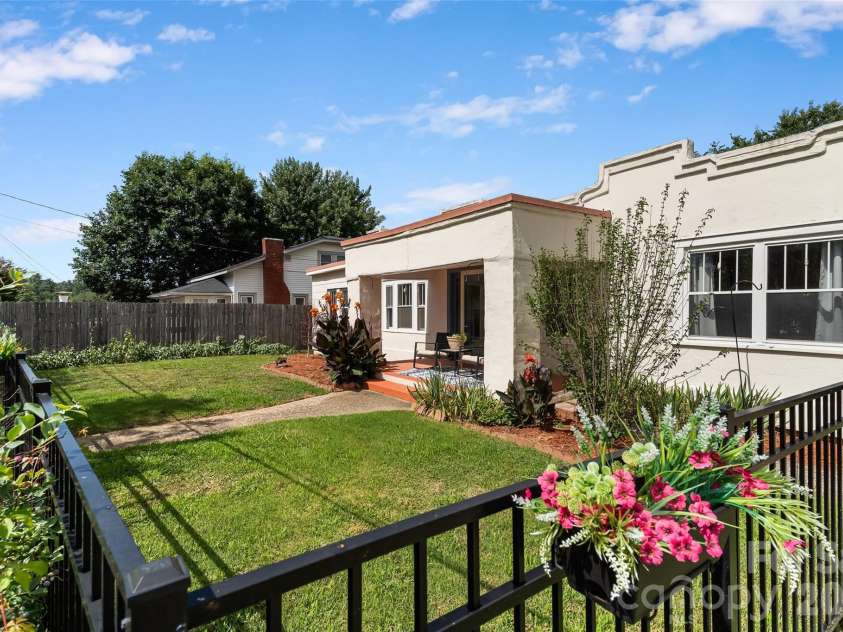 63 Washington Avenue, Asheville, NC 28804.  MLS# CAR4358977, YatesRealty ID 26686. 