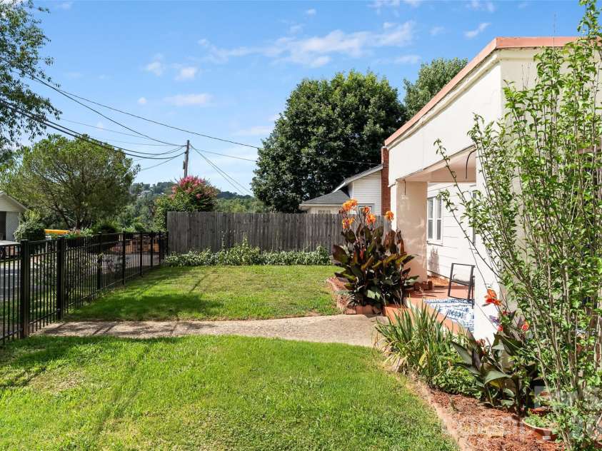 63 Washington Avenue, Asheville, NC 28804.  MLS# CAR4358977, YatesRealty ID 26686. 