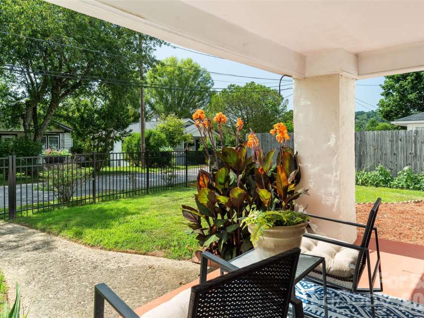63 Washington Avenue, Asheville, NC 28804.  MLS# CAR4358977, YatesRealty ID 26686. 
