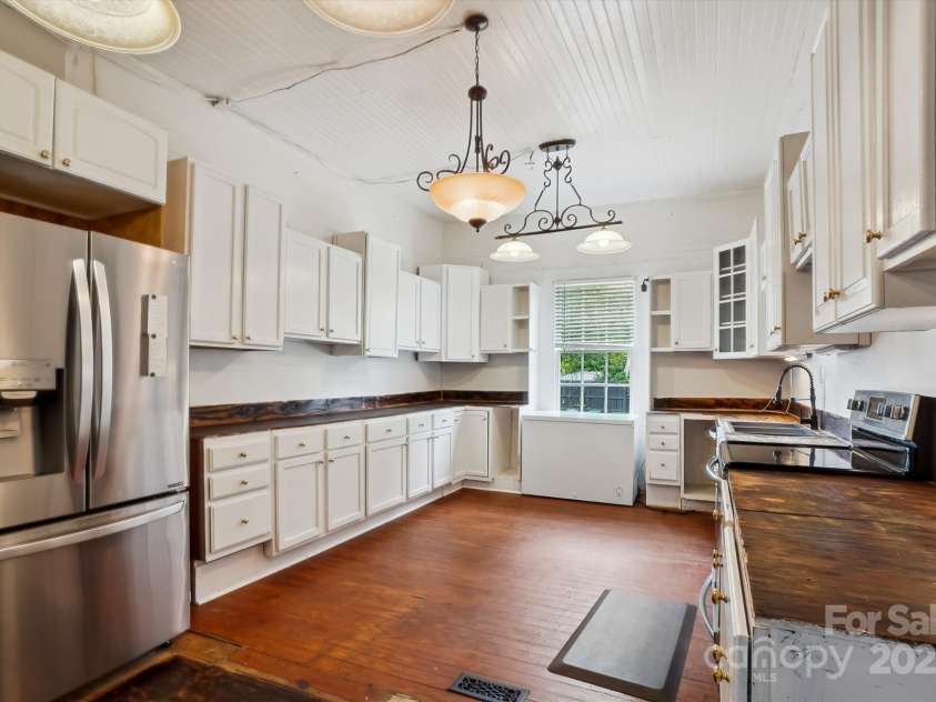 107 Hinton Street, Chester, SC 29706.  MLS# CAR4261539, YatesRealty ID 26688. Kitchen