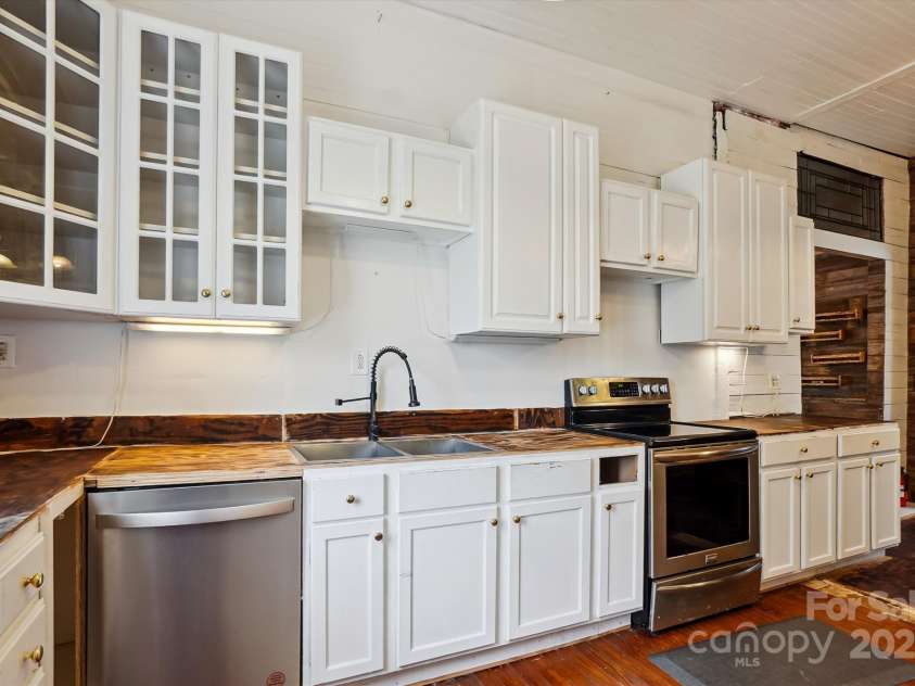107 Hinton Street, Chester, SC 29706.  MLS# CAR4261539, YatesRealty ID 26688. Kitchen