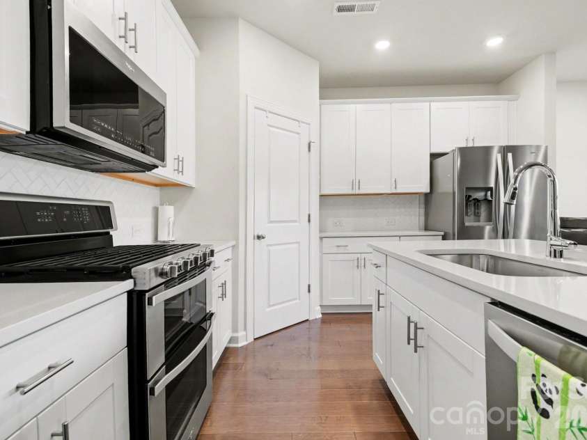 11416 Solstice Way, Huntersville, NC 28078.  MLS# CAR4361145, YatesRealty ID 26688. Kitchen, with stainless steel appliance, gas range & double oven, built-in microwave, walk-in pantry, large island and more..