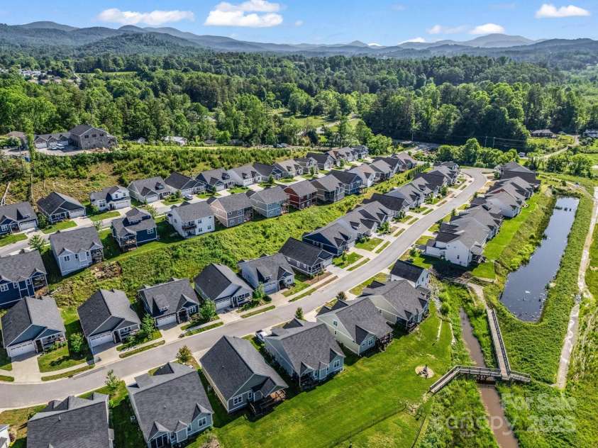 231 Leyland Circle, Hendersonville, NC 28792.  MLS# CAR4248199, YatesRealty ID 26689. 