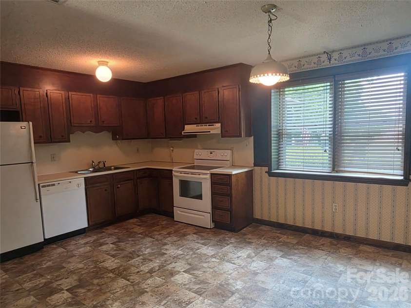 4028 Elizabeth Street, Hickory, NC 28601.  MLS# CAR4386803, YatesRealty ID 26689. 