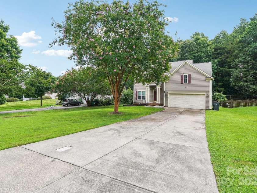 8618 Sam Dee Road, Charlotte, NC 28215.  MLS# CAR4269759, YatesRealty ID 26691. 