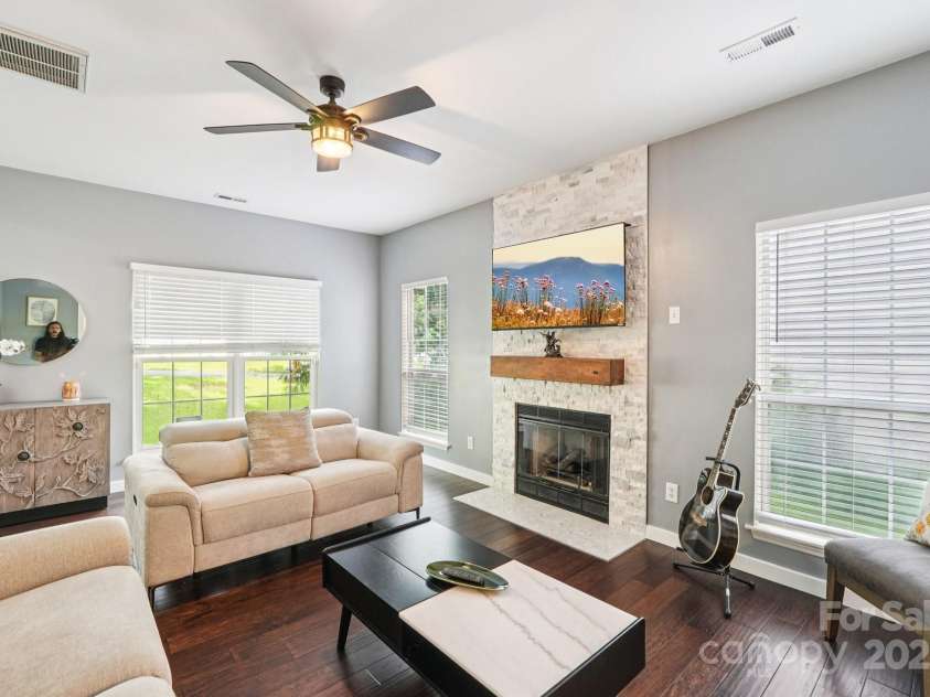 8618 Sam Dee Road, Charlotte, NC 28215.  MLS# CAR4269759, YatesRealty ID 26691. 