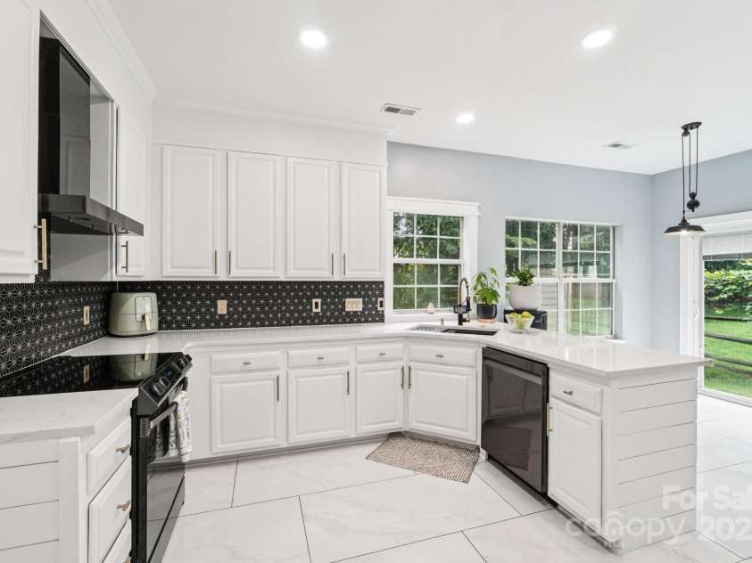 8618 Sam Dee Road, Charlotte, NC 28215.  MLS# CAR4269759, YatesRealty ID 26691. 