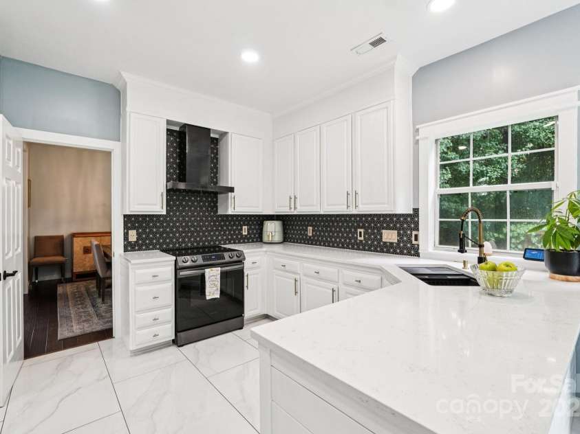 8618 Sam Dee Road, Charlotte, NC 28215.  MLS# CAR4269759, YatesRealty ID 26691. 