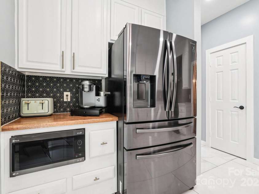 8618 Sam Dee Road, Charlotte, NC 28215.  MLS# CAR4269759, YatesRealty ID 26691. 