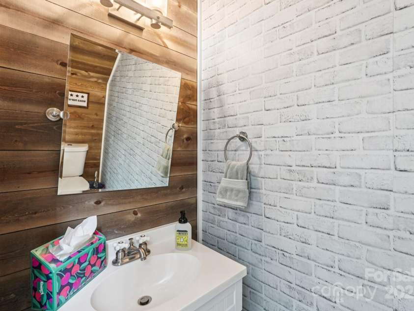 8618 Sam Dee Road, Charlotte, NC 28215.  MLS# CAR4269759, YatesRealty ID 26691. 