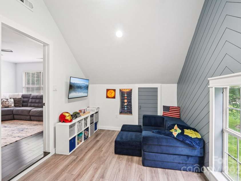 8618 Sam Dee Road, Charlotte, NC 28215.  MLS# CAR4269759, YatesRealty ID 26691. 