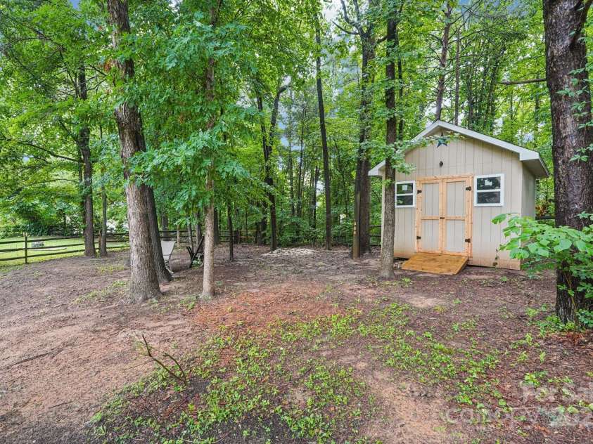 8618 Sam Dee Road, Charlotte, NC 28215.  MLS# CAR4269759, YatesRealty ID 26691. 