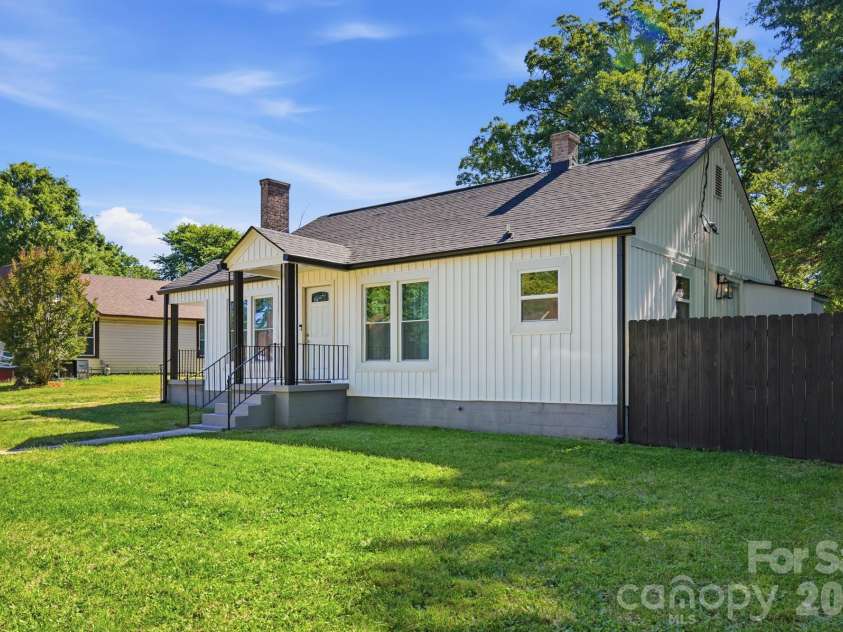912 Laura Avenue, Kannapolis, NC 28083.  MLS# CAR4381175, YatesRealty ID 26691. 