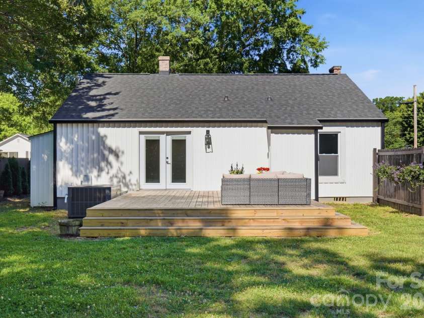 912 Laura Avenue, Kannapolis, NC 28083.  MLS# CAR4381175, YatesRealty ID 26691. 