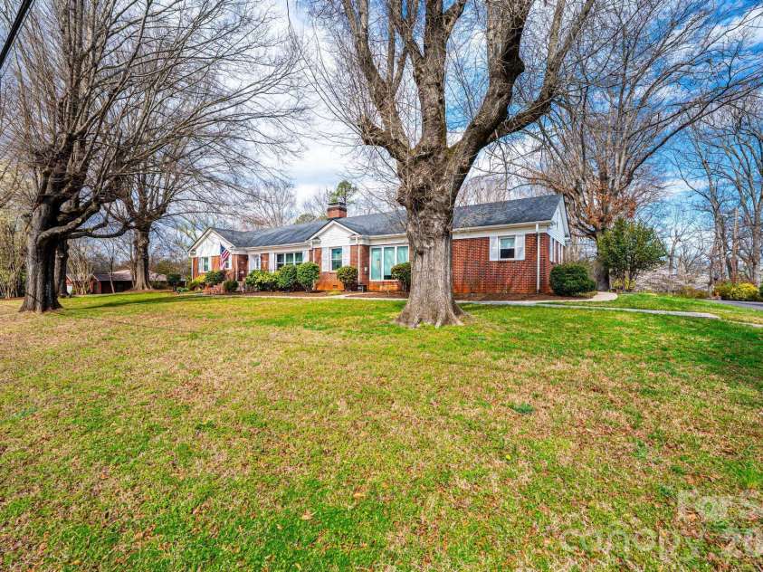 1724 2nd Avenue, Hickory, NC 28601.  MLS# CAR4356126, YatesRealty ID 26692. 