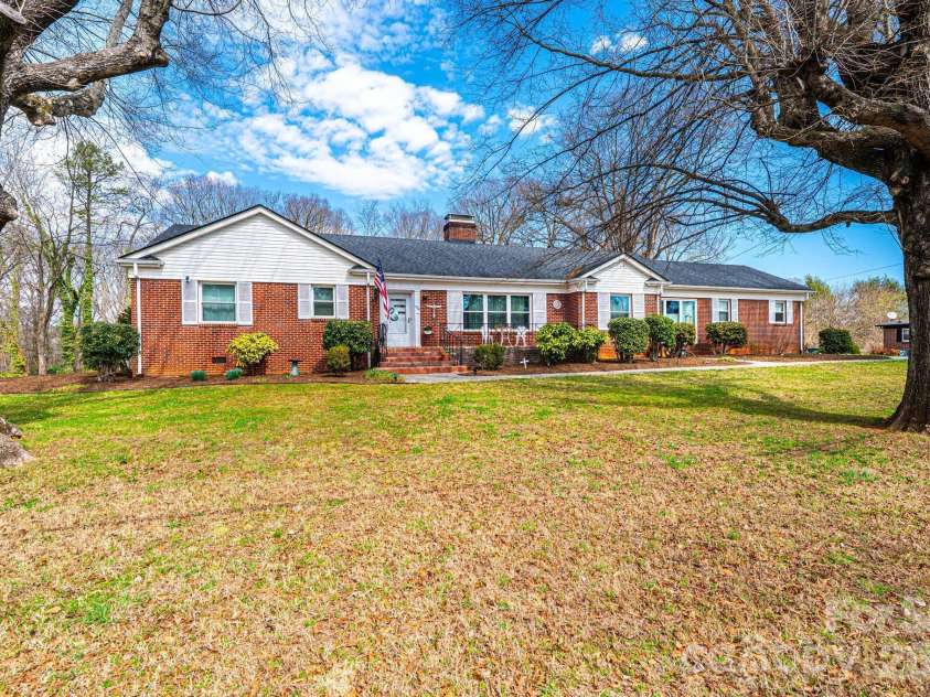 1724 2nd Avenue, Hickory, NC 28601.  MLS# CAR4356126, YatesRealty ID 26692. 