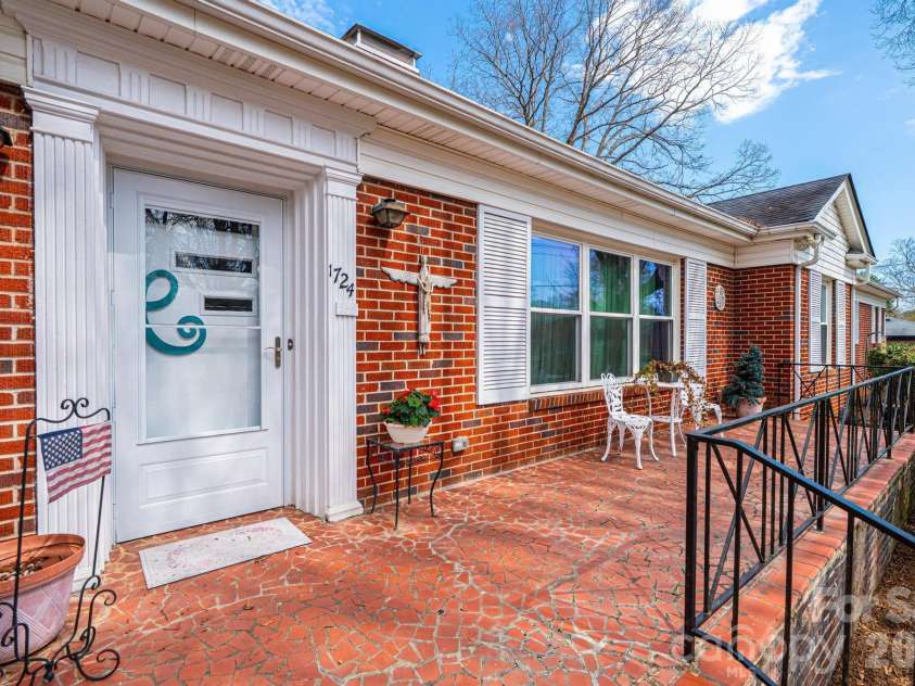 1724 2nd Avenue, Hickory, NC 28601.  MLS# CAR4356126, YatesRealty ID 26692. 