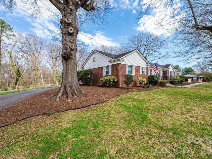 1724 2nd Avenue, Hickory, NC 28601.  MLS# CAR4356126, YatesRealty ID 26692. 