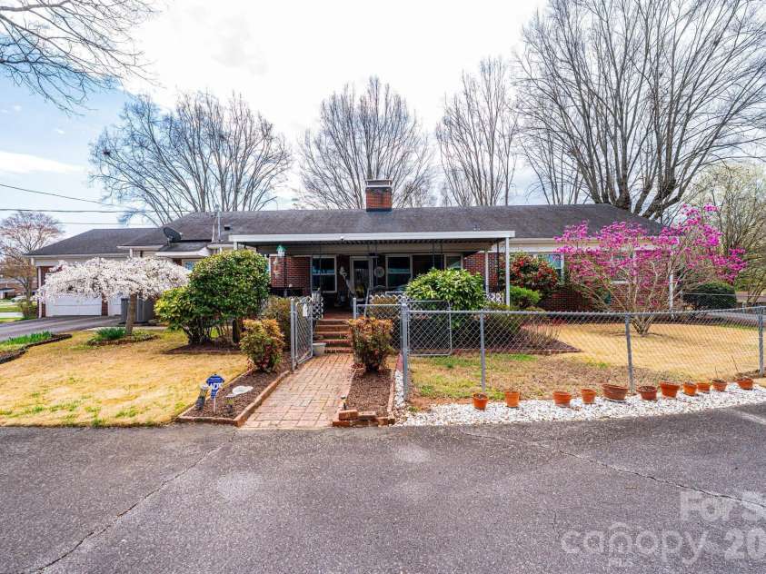 1724 2nd Avenue, Hickory, NC 28601.  MLS# CAR4356126, YatesRealty ID 26692. 