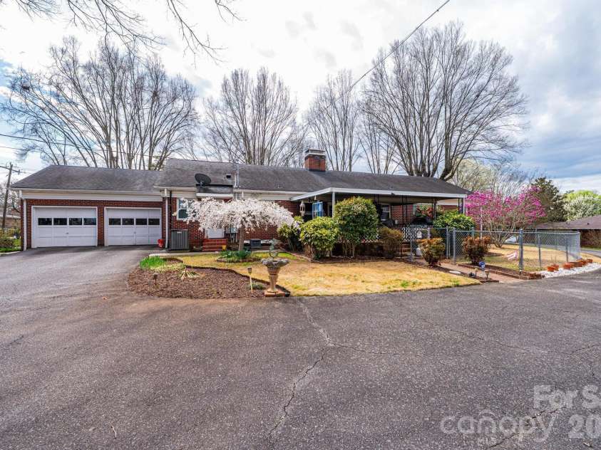 1724 2nd Avenue, Hickory, NC 28601.  MLS# CAR4356126, YatesRealty ID 26692. 