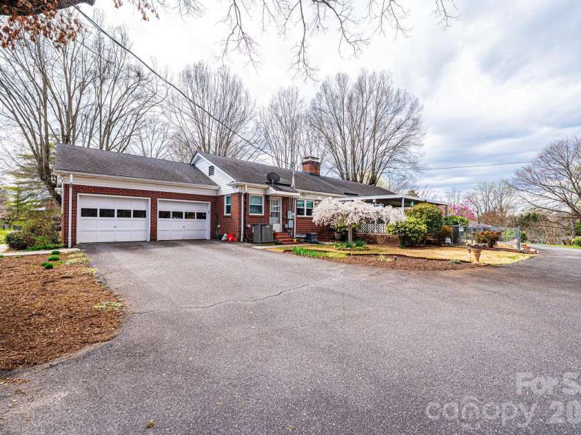 1724 2nd Avenue, Hickory, NC 28601.  MLS# CAR4356126, YatesRealty ID 26692. 