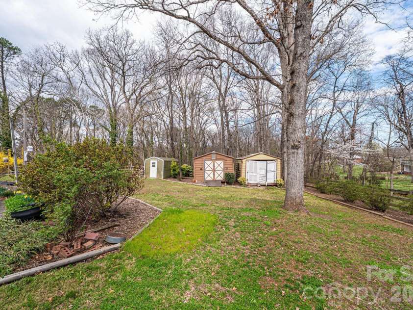 1724 2nd Avenue, Hickory, NC 28601.  MLS# CAR4356126, YatesRealty ID 26692. 