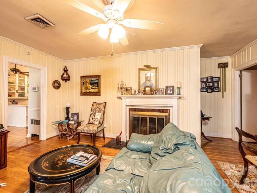 1724 2nd Avenue, Hickory, NC 28601.  MLS# CAR4356126, YatesRealty ID 26692. 
