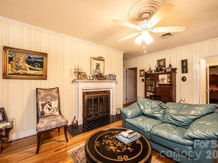 1724 2nd Avenue, Hickory, NC 28601.  MLS# CAR4356126, YatesRealty ID 26692. 