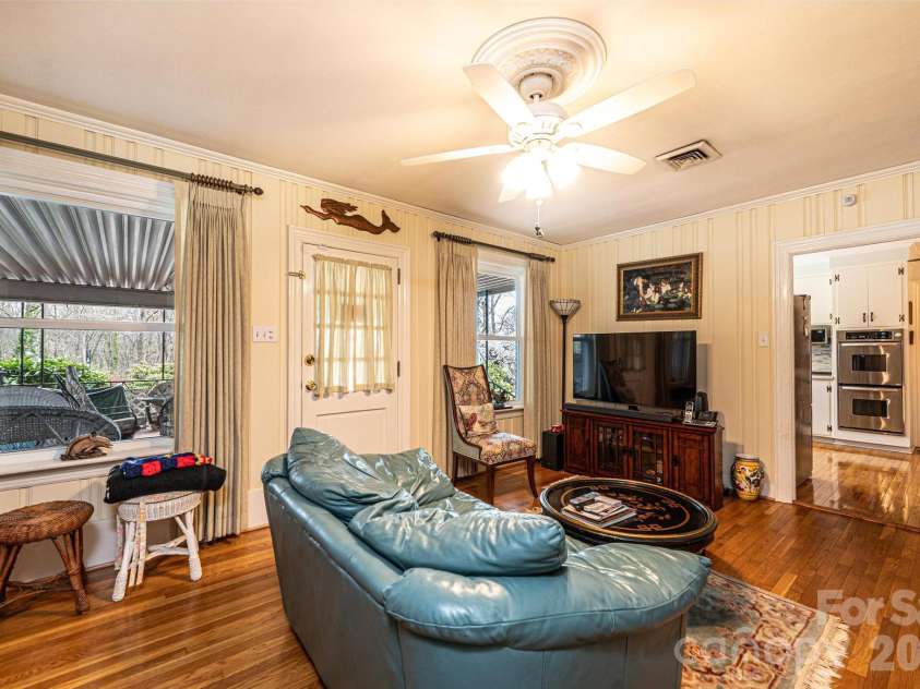 1724 2nd Avenue, Hickory, NC 28601.  MLS# CAR4356126, YatesRealty ID 26692. 