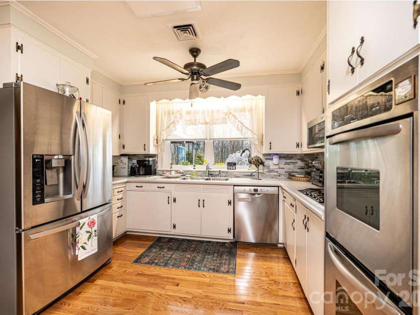 1724 2nd Avenue, Hickory, NC 28601.  MLS# CAR4356126, YatesRealty ID 26692. 