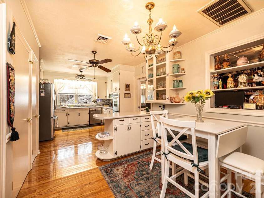 1724 2nd Avenue, Hickory, NC 28601.  MLS# CAR4356126, YatesRealty ID 26692. 