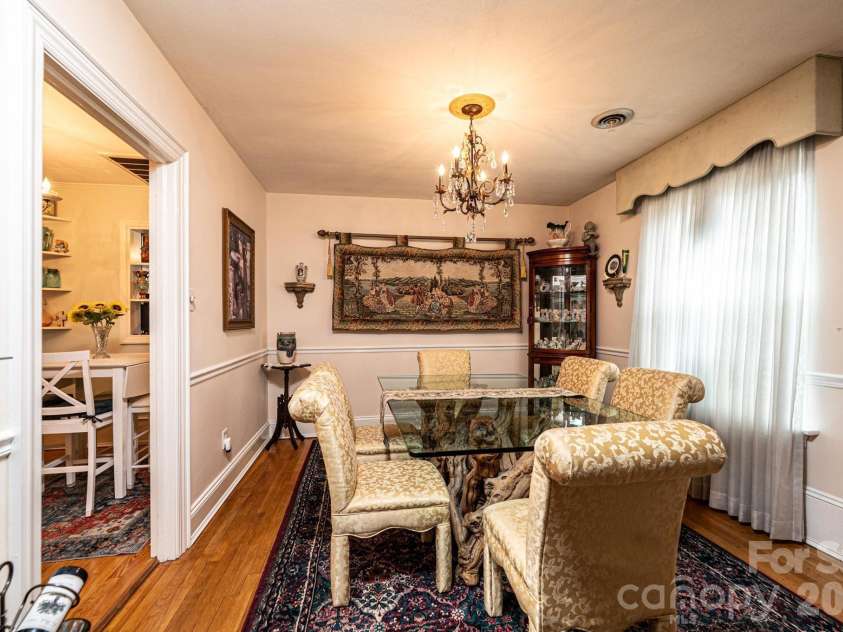 1724 2nd Avenue, Hickory, NC 28601.  MLS# CAR4356126, YatesRealty ID 26692. 