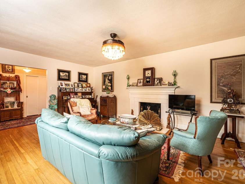1724 2nd Avenue, Hickory, NC 28601.  MLS# CAR4356126, YatesRealty ID 26692. 