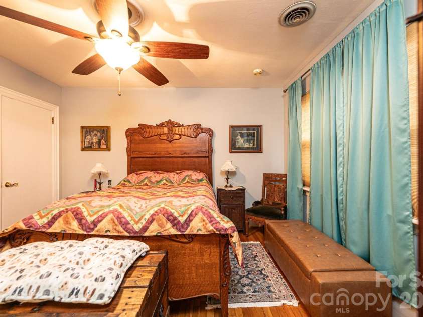 1724 2nd Avenue, Hickory, NC 28601.  MLS# CAR4356126, YatesRealty ID 26692. 