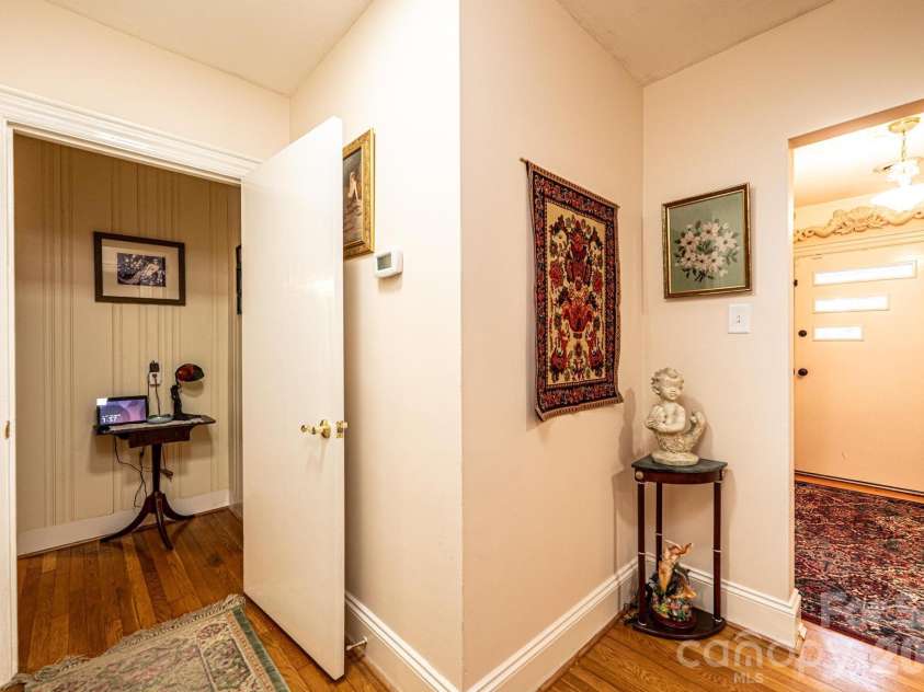 1724 2nd Avenue, Hickory, NC 28601.  MLS# CAR4356126, YatesRealty ID 26692. 