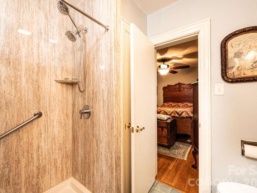 1724 2nd Avenue, Hickory, NC 28601.  MLS# CAR4356126, YatesRealty ID 26692. 