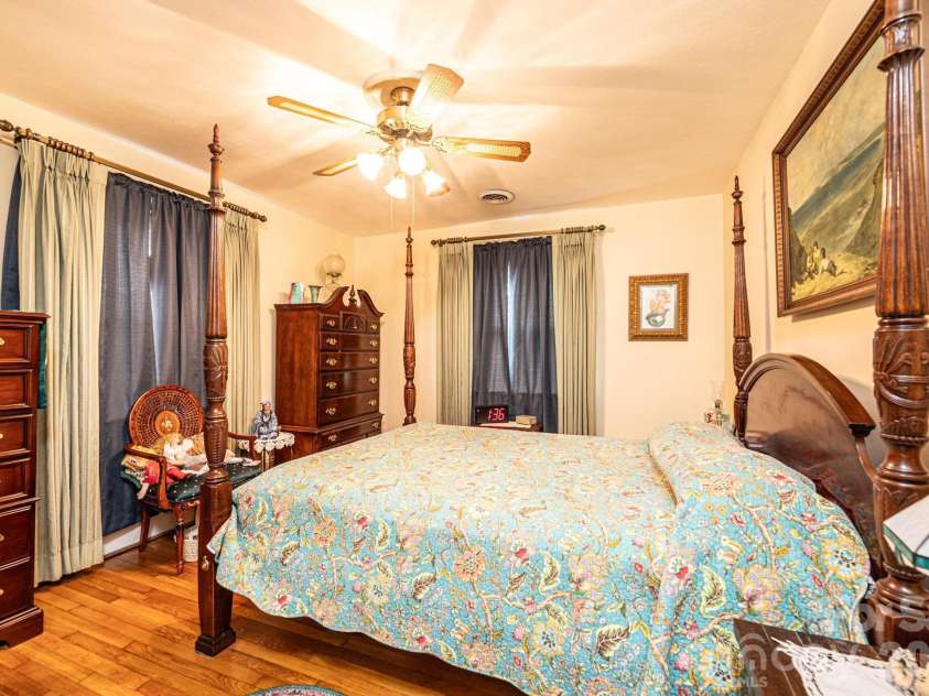 1724 2nd Avenue, Hickory, NC 28601.  MLS# CAR4356126, YatesRealty ID 26692. 