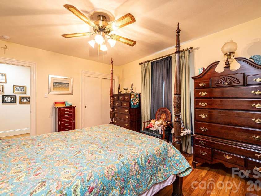 1724 2nd Avenue, Hickory, NC 28601.  MLS# CAR4356126, YatesRealty ID 26692. 