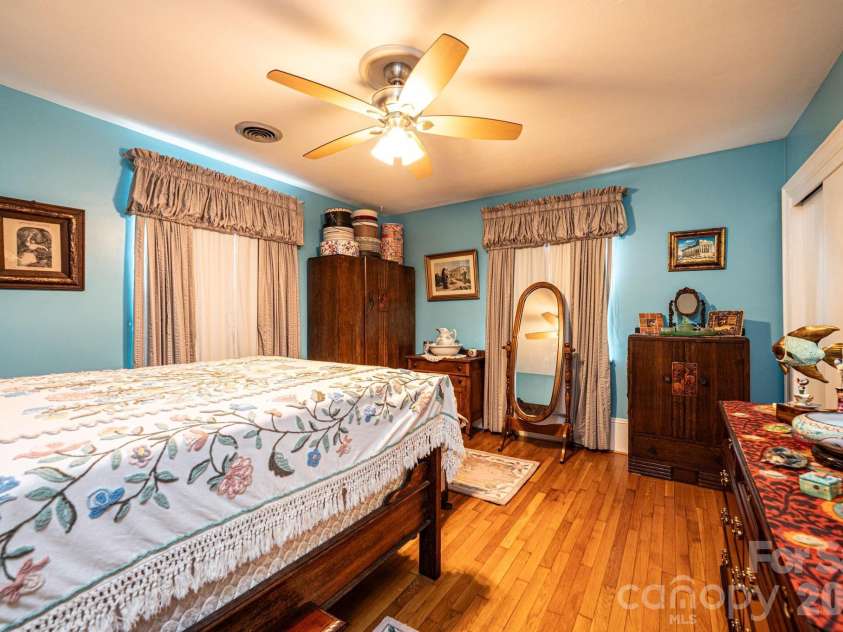 1724 2nd Avenue, Hickory, NC 28601.  MLS# CAR4356126, YatesRealty ID 26692. 