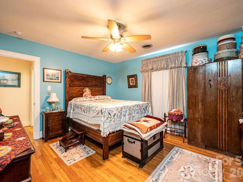 1724 2nd Avenue, Hickory, NC 28601.  MLS# CAR4356126, YatesRealty ID 26692. 
