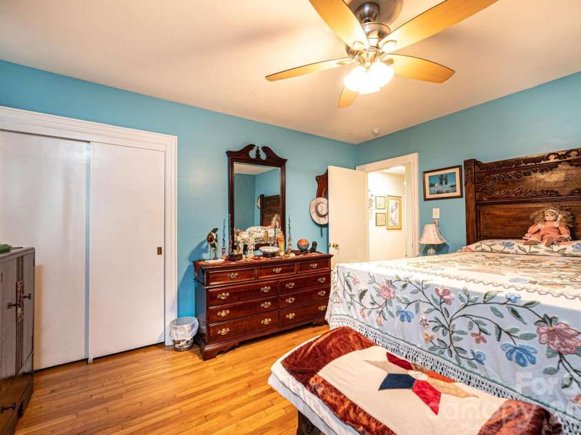 1724 2nd Avenue, Hickory, NC 28601.  MLS# CAR4356126, YatesRealty ID 26692. 