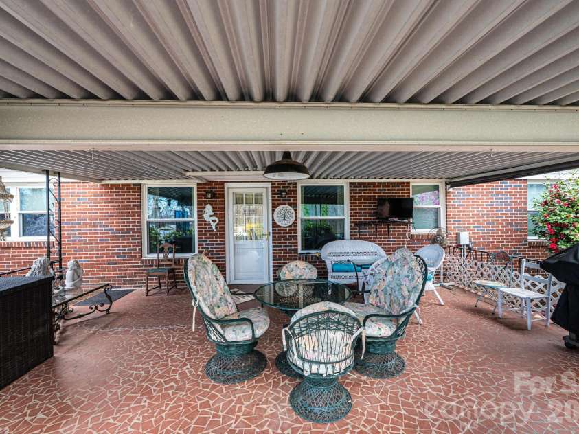 1724 2nd Avenue, Hickory, NC 28601.  MLS# CAR4356126, YatesRealty ID 26692. 