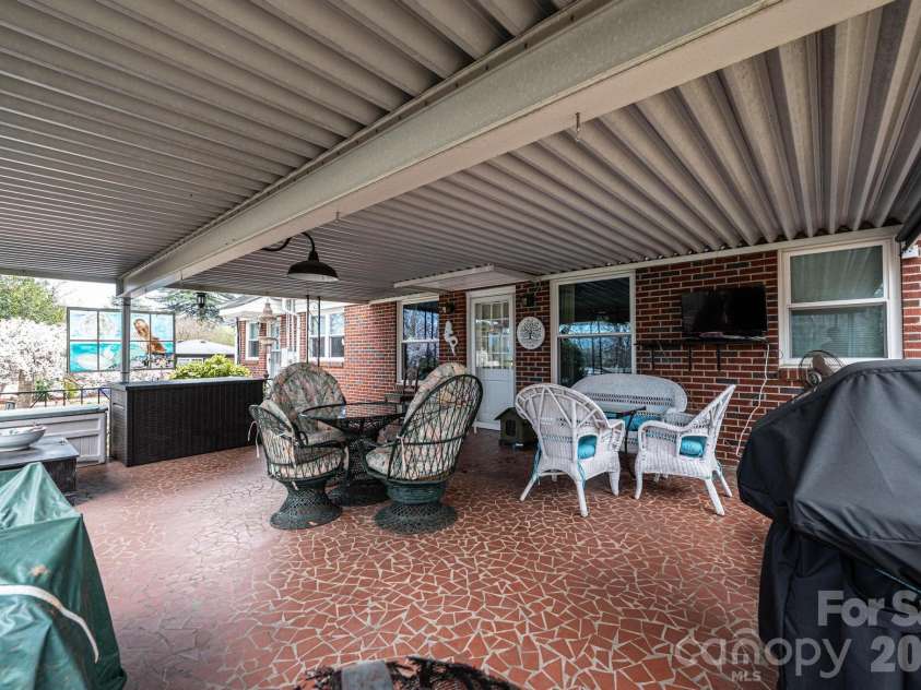 1724 2nd Avenue, Hickory, NC 28601.  MLS# CAR4356126, YatesRealty ID 26692. 